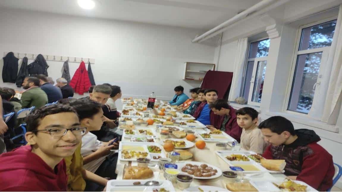 Okulumuz 9/B Proje Sınıfı Öğrencileri İftar Yemeği Etkinliği Düzenledi